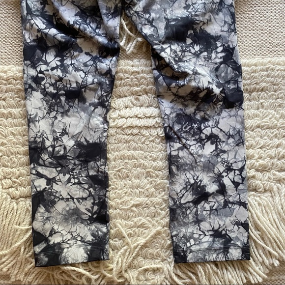 LULULEMON gray / white tie dye Wunder Under Luxtreme crop high-rise leggings 4 - Picture 10 of 11